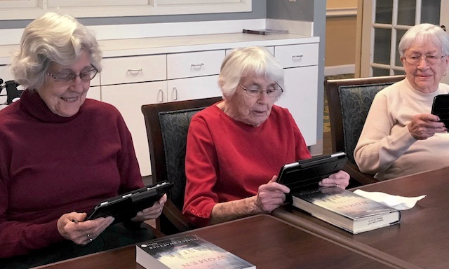 senior women learn to use ipads