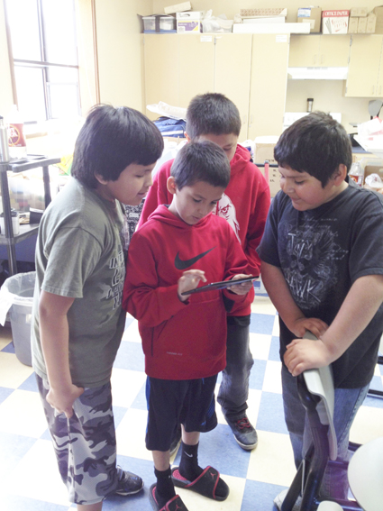 Third through fifth graders use Mukurtu Mobile at Paschal Sherman Indian School in Omak, Washington. 